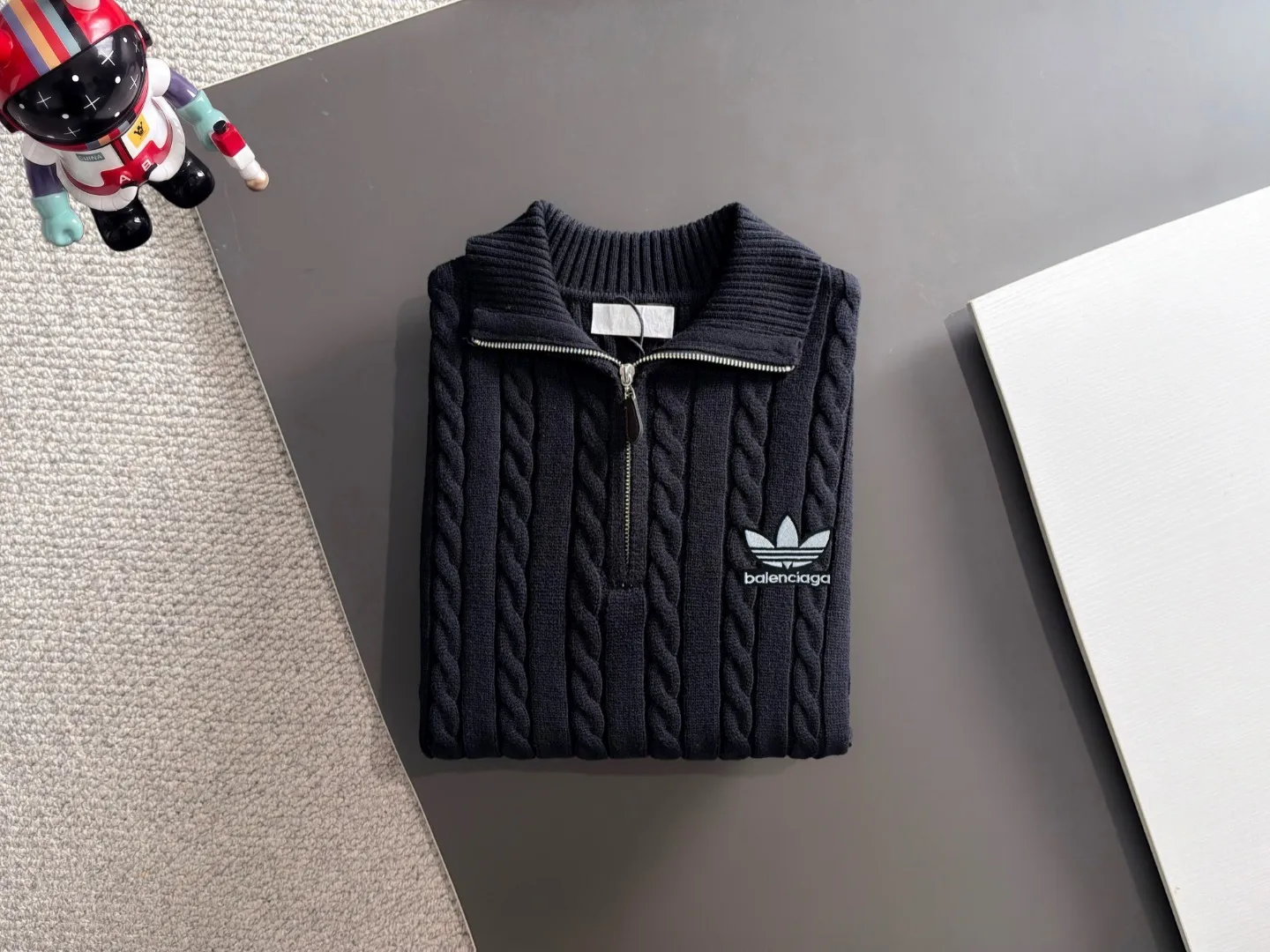 Next day shipping P195 Balenciaga high quality 2026 autumn and winter official website latest sweater, on sale at the same time at the counter Hot Sale! Specially made of wool blended fabric. It feels comfortable and can be directly in contact with the skin. The logo badge is exquisitely embroidered, which is extremely eye-catching! The details highlight the fashionable charm of big brands. Exquisite workmanship. Three-dimensional cutting style. The wearing effect is invincible and handsome! All three standards are complete! Sizes:M-3XL